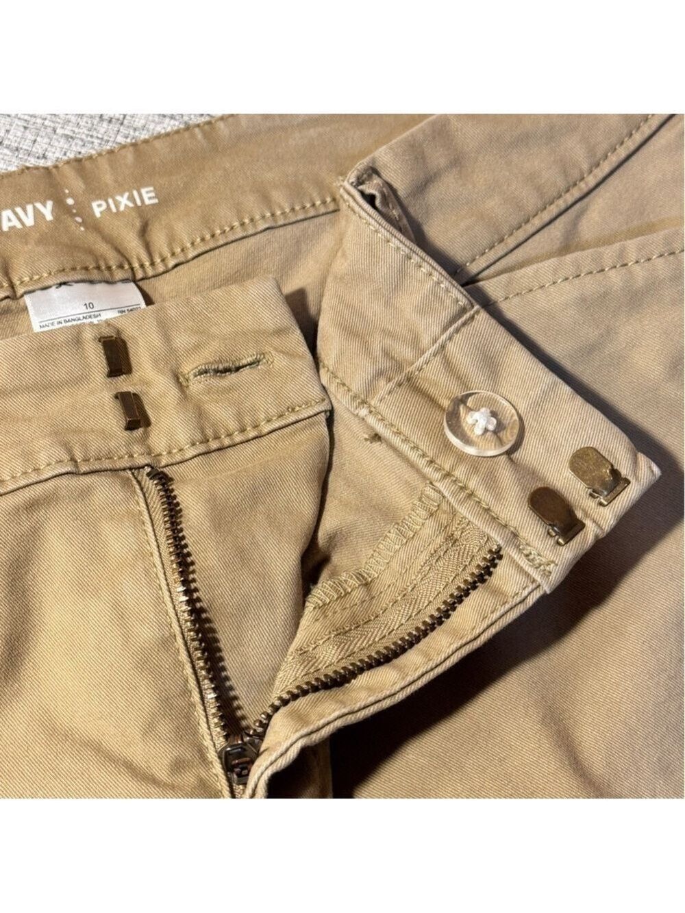 Old Navy Tan Cotton Cargo Pixie Shorts Relaxed Fit - Picture 4 of 6